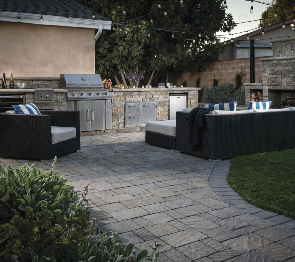 SIERRA_FONTANA_BEL2016_RES_Patio_Kitchen_Fireplace_Walkway_Urbana_CeltikWall_Cambridge_BullnoseCoping_001