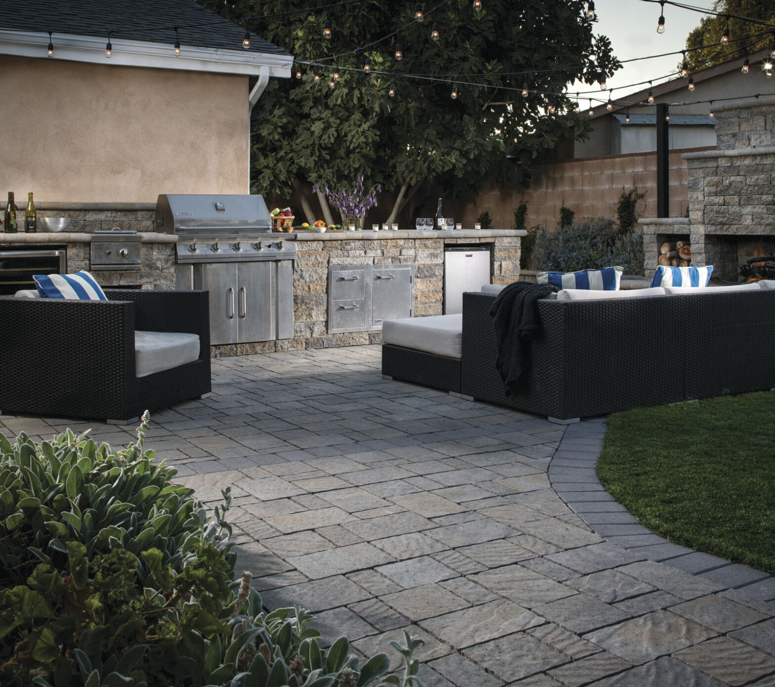 SIERRA_FONTANA_BEL2016_RES_Patio_Kitchen_Fireplace_Walkway_Urbana_CeltikWall_Cambridge_BullnoseCoping_001